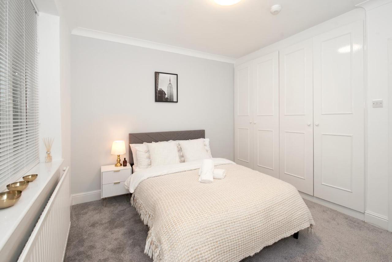 Excellent, Three Bedroom North With Free Parking *