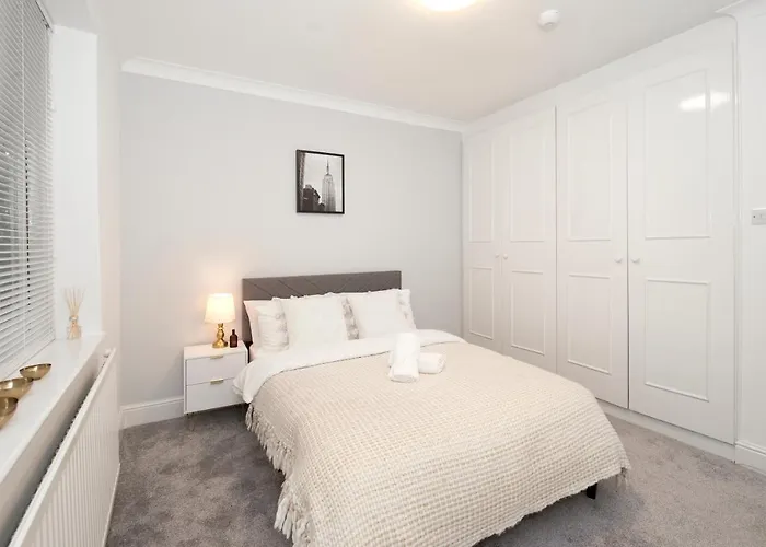 Excellent, Three Bedroom North London Apartment With Free Parking