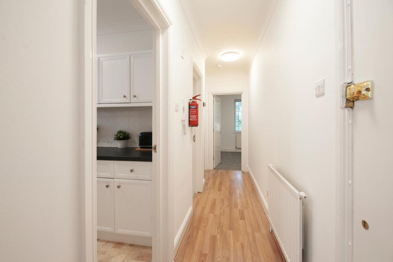 Apartment Excellent, Three Bedroom North With Free Parking London