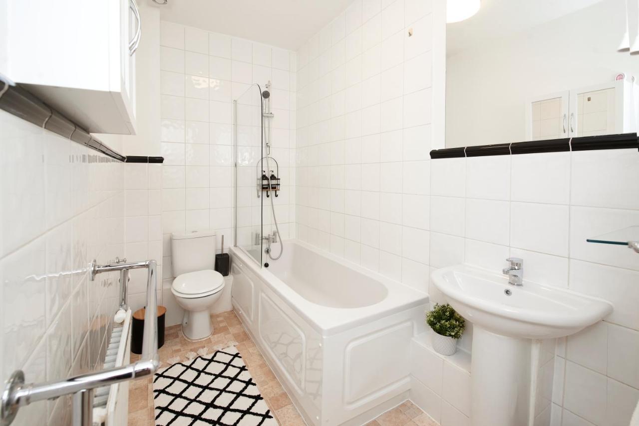 Apartment Excellent, Three Bedroom North With Free Parking London