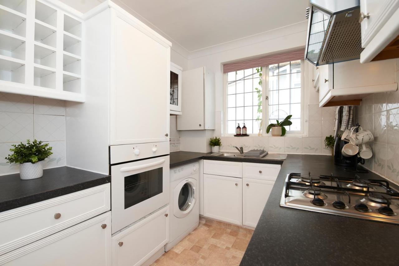 Excellent, Three Bedroom North With Free Parking * London