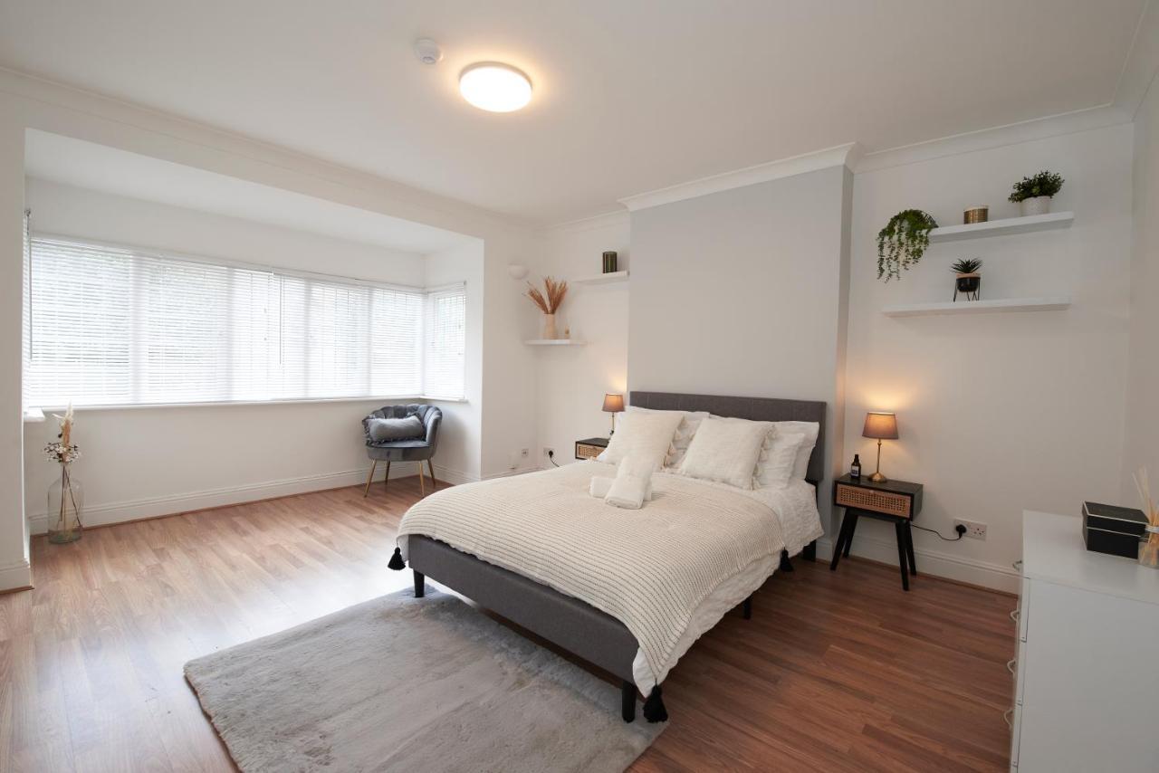Excellent, Three Bedroom North With Free Parking *