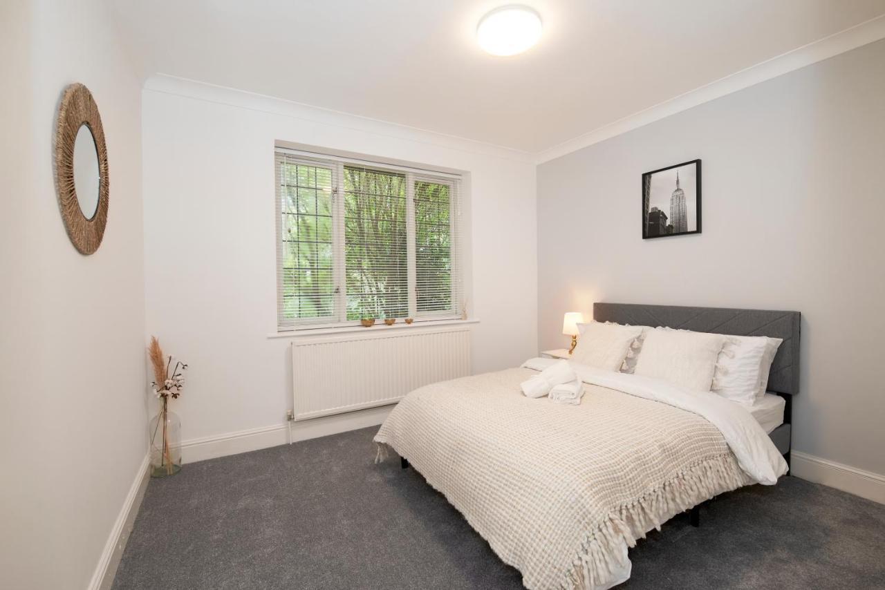 Excellent, Three Bedroom North With Free Parking Apartment *
