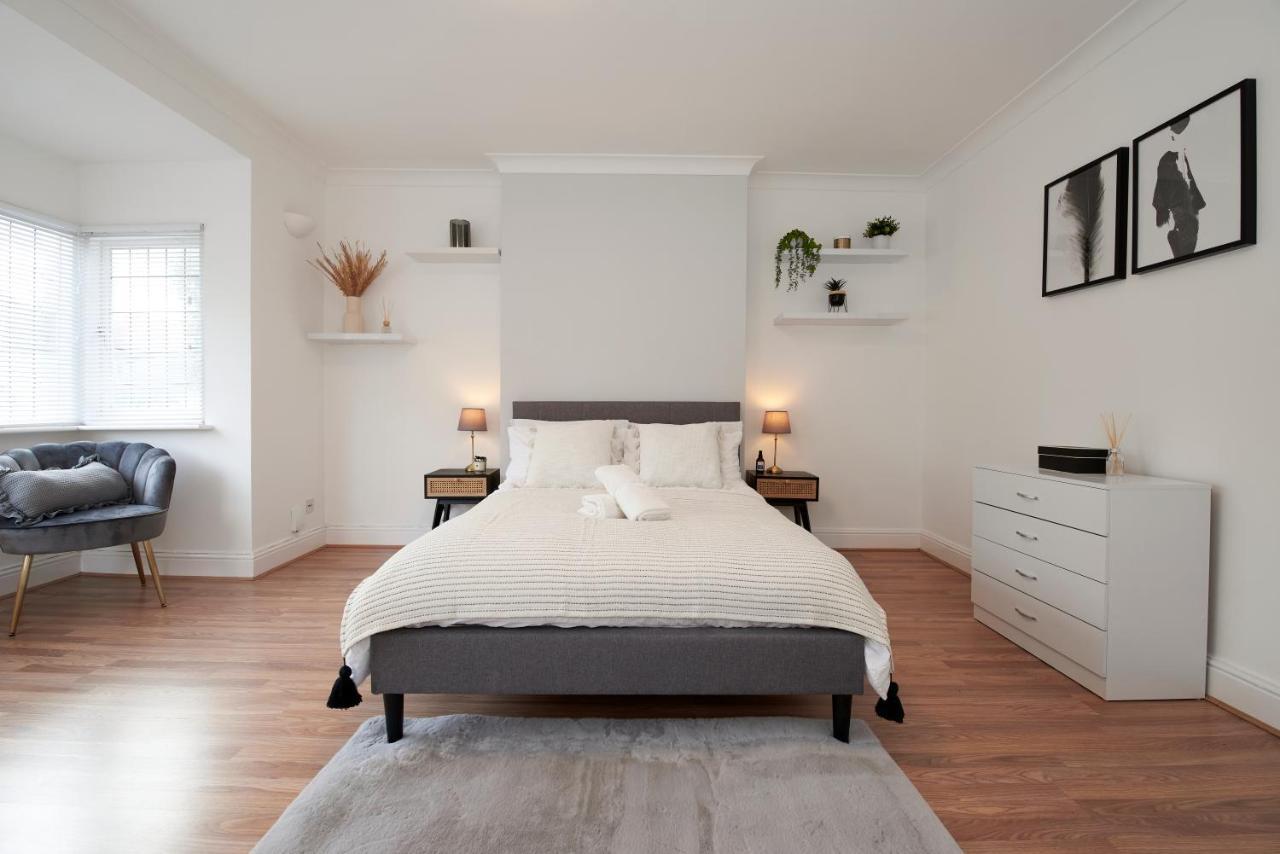 Excellent, Three Bedroom North With Free Parking Apartment